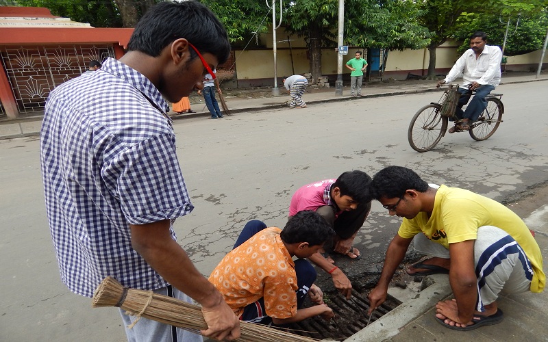 07.09.2014 Road Cleaning by NSS Students